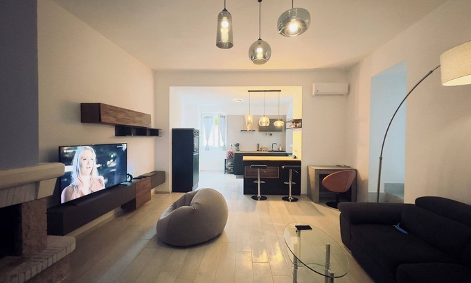 Procida House | AURELIA HOLIDAY HOME, 13min port, 10min beach, 2min Borgo Corricella