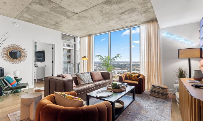 Rainey Street Historic District Condo | Austin Affinity Lux Riverside Penthouse