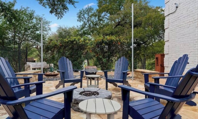 Old Enfield Apartment | Austin Elegance: Cozy 1 King Bed Balcony Parking