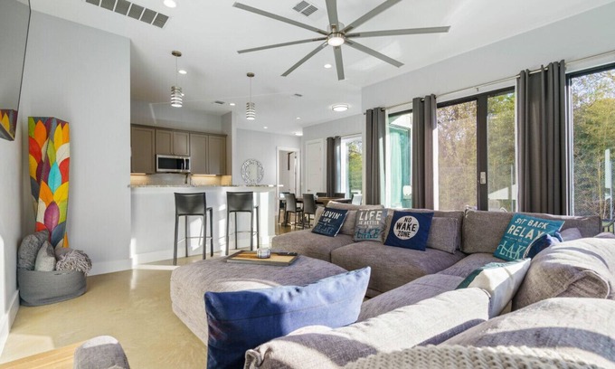 Lake Austin Village House | Austin Oasis Escape | Walk to Lake | Boat Launch