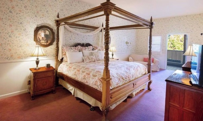 Santa Rosa Hotel | Authentic 1907 Room Near Santa Rosa Restaurants, Boutique Shops + Vineyards