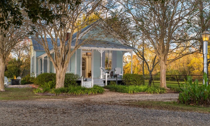 Rayne Cottage | Autumn Cottage: Sunlit Private Cottage in Cajun Country with Lake Views & Porch