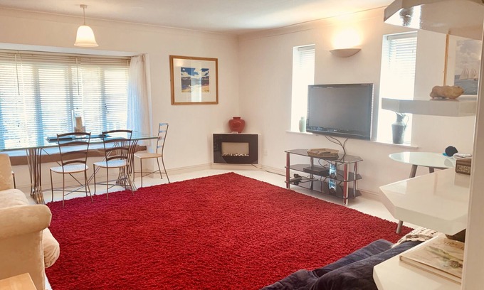 New Forest District Apartment | “Autumn Memories Await at Trinny’s cozy Apartment!”