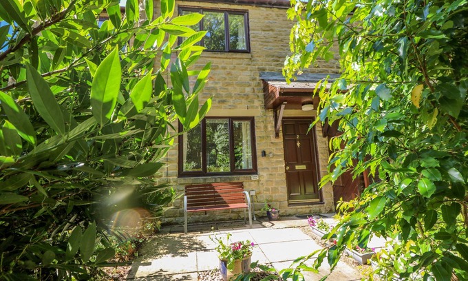 Wadsworth House | AVAELIE HOUSE, family friendly, with a garden in Hebden Bridge