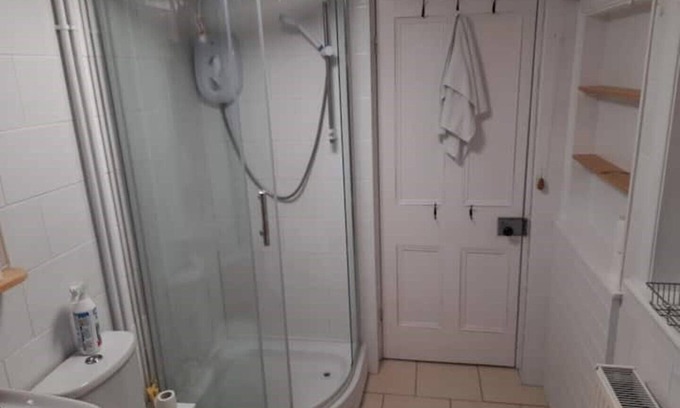 Glastonbury House | Avalon, classic town house with parkingn