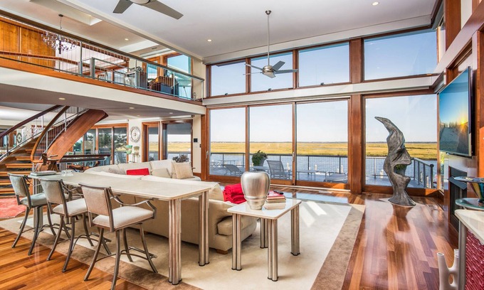 Avalon House | Avalon Southend Bayfront Estate! Only one block to the beach!
