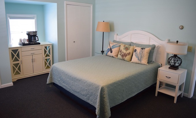 Bayfield Apartment | Avenue Side Room at The Copper Trout.