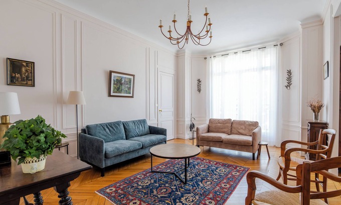 Faubourg Saint-Germain Apartment | Avenue to the Eiffel Tower, by Veeve