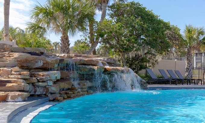 Palm Coast Hotel | Awaiting Adventure! Painters Hill Beach, Peaceful Accomodation w/Kitchen!