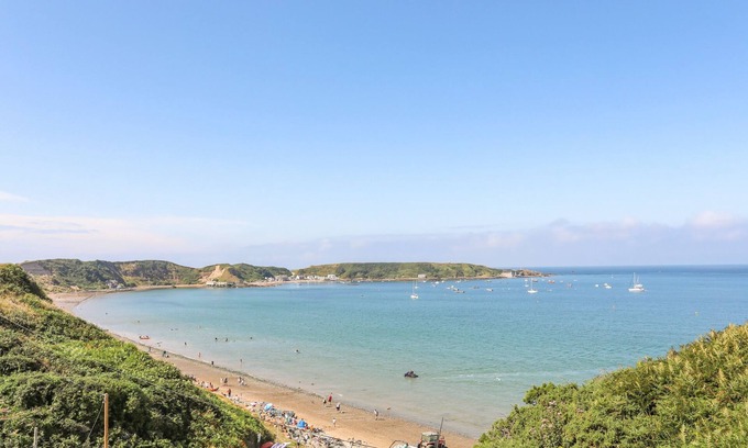 Garn Fadryn Cottage | AWEL Y MOR, pet friendly, character holiday cottage in Morfa Nefyn