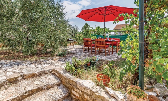 Vinkuran Apartment | Awesome apartment in Vinkuran with WiFi