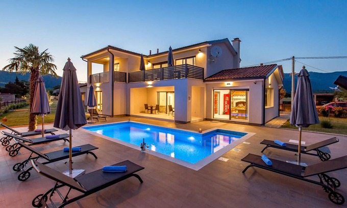 Sarsoni House | Awesome home in Drazice with WiFi