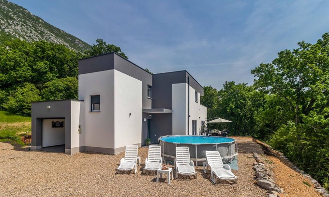 Vinodolska opcina House | Awesome home in Drivenik with jacuzzi