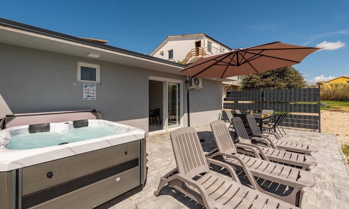 Povljana House | Awesome home in Povljana with WiFi