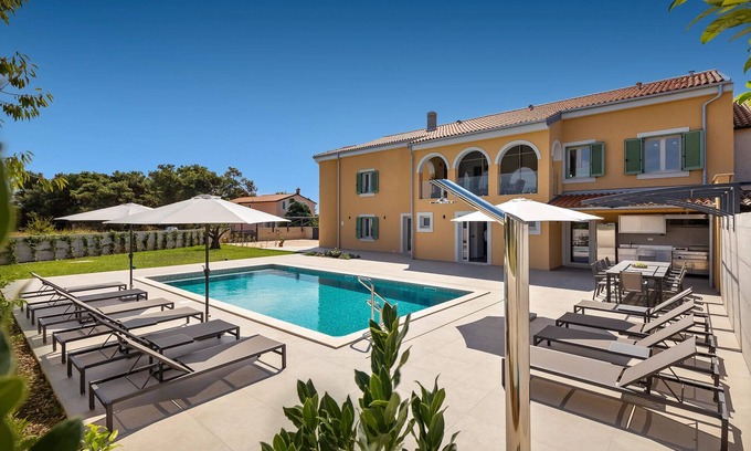 Novigrad House | Awesome home in Salvela with sauna