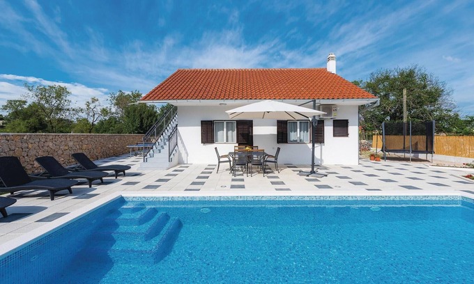 Unesic House | Awesome home in Unesic with WiFi