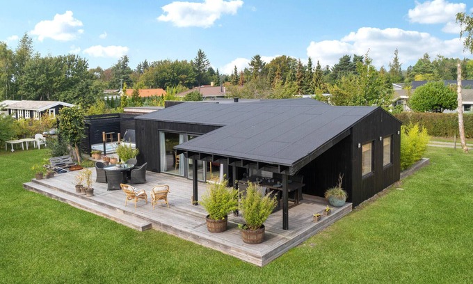 Marielyst House | Awesome home in Væggerløse with kitchen