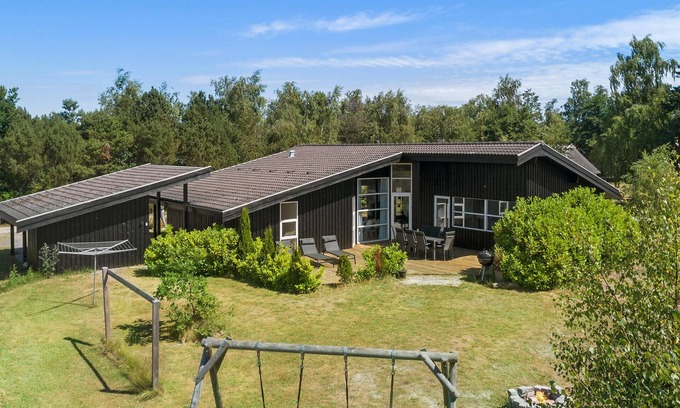 Bøtø By House | Awesome home in Væggerløse with sauna