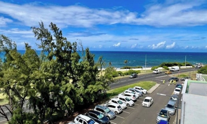 Saint-Denis Apartment | Awesome Seaside Retreat in the Heart of Saint-Denis