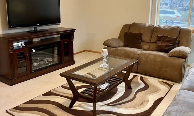 Northgate House | Awesome Vacation Getaway with 3 Queen beds, large Hot Tub, Air Hockey