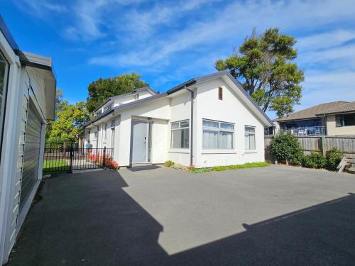 Saint Albans Hotel | Azena Suites & Apartment