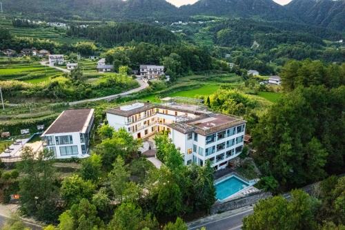 Wulingyuan Hotel | Azure Peaks-English Services-At National Forest Park with Free Shuttle