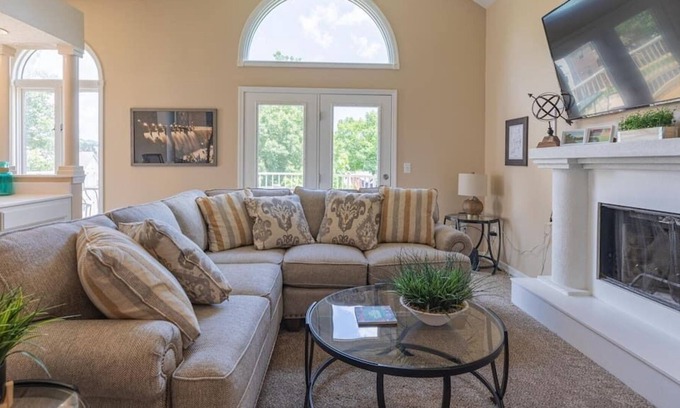 Table Rock Villa | B 32-3 3rd Night Free! Freshly painted and upgraded.