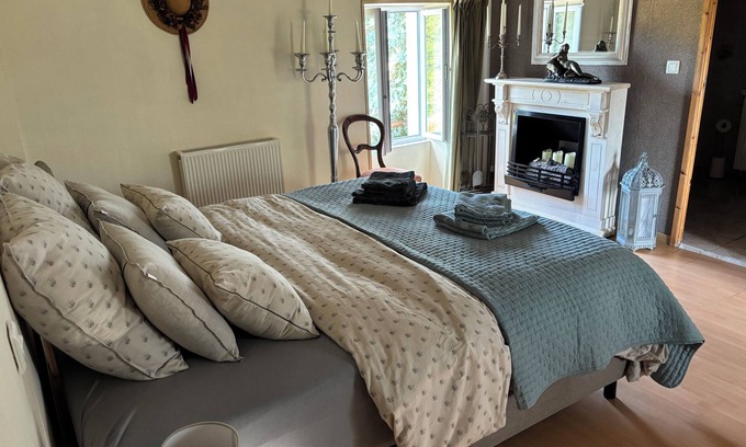 Saint-Martin-des-Fontaines Bed & Breakfast | B&B suite with swimming pool between Puy du fou and the ocean