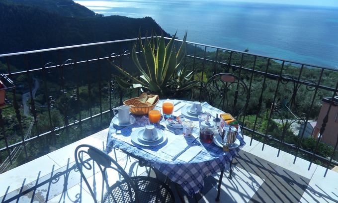 Volastra Bed & Breakfast | B&B Il Vigneto with sea view in the Cinque Terre National Park