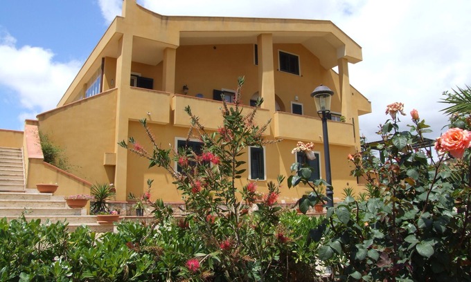 Caltanissetta Villa | B & B S. ELIA room RIVIERA: LOVELY VILLA SURROUNDED IN HISTORICAL PARK DUBINI