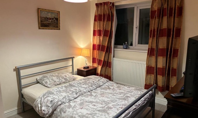 Ashton-under-Lyne Bed & Breakfast | B4-Jacks Court