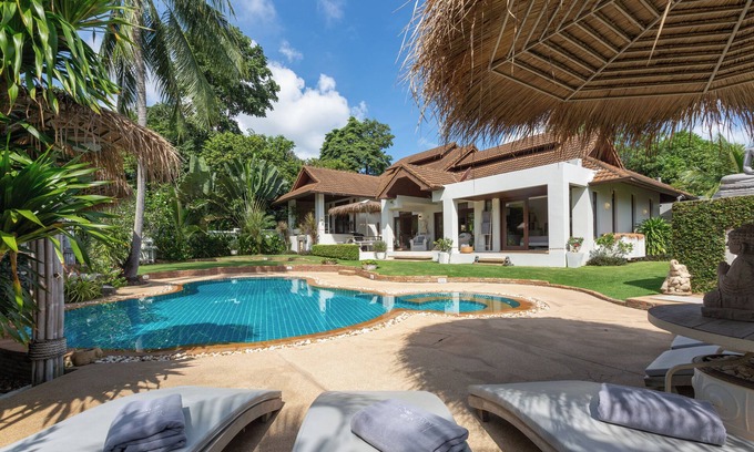 Bophut Villa | Baan Lily A Spacious 5 bedroom Villa With Pool and Jacuzzi, gym and games room