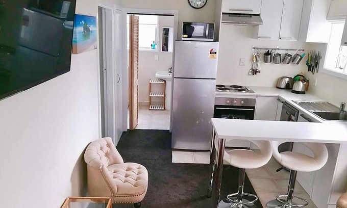 New Brighton Apartment | Bach by the Beach (650m from Beach)