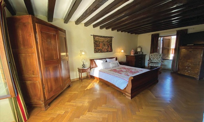 Saint-Vincent-de-Mercuze Bed & Breakfast | Bach room in house with jacuzzi, swimming pool, terrace and barbecue