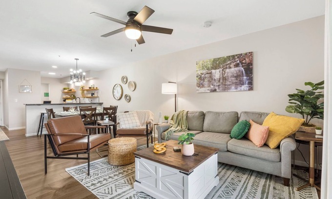 Table Rock Condo | Back 9 Oasis! Golf resort, pools, fishing & more!