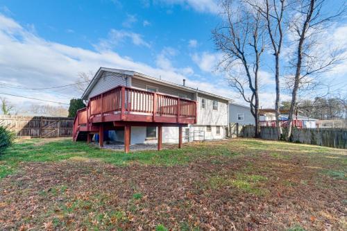 Newington House | Backyard and Deck Family-Friendly Lorton Home!
