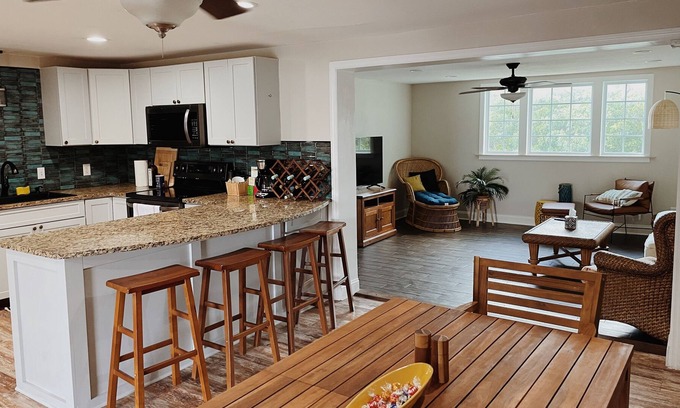 Ruskin House | Backyard Dolphins, 1 Miles to Beach, Sleeps 8, Private Hot Tub, & Full Kitchen
