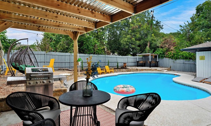 Euless House | Backyard Oasis with Private Pool & Outdoor Lounge