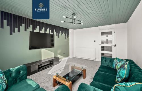 Dundee House | Baffin Townhouse - INVOICE and REDUCED PRICE only via SUNRISE SHORT LETS DUNDEE, 3 bedrooms with 4 beds, Newly Refurbished, Fully Equipped, Free Parking, Amazing Views - Long Stays Available