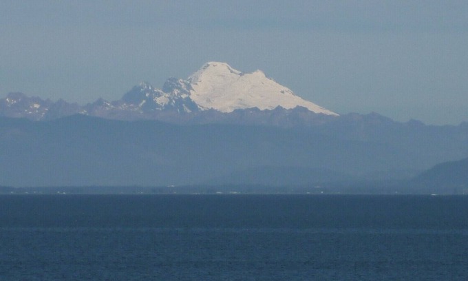 Coupeville House | Bakerview Beach House-BEAUTIFUL OCEAN FRONT LIVING! Pet friendly!