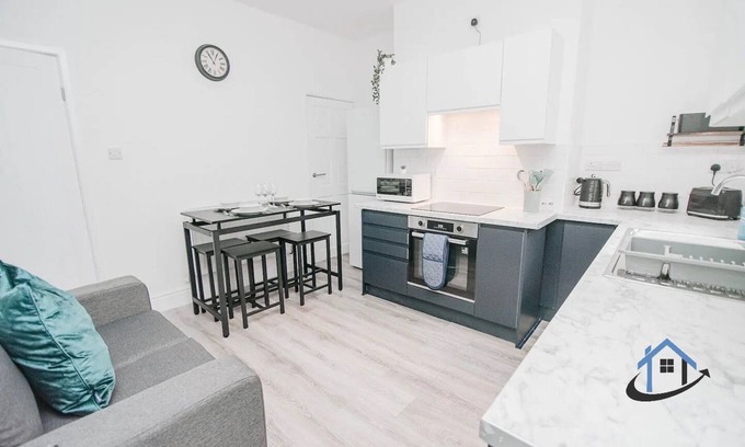 Doncaster House | Balby Casa, king beds,parking,workspace,wi-fi,corporates,pets