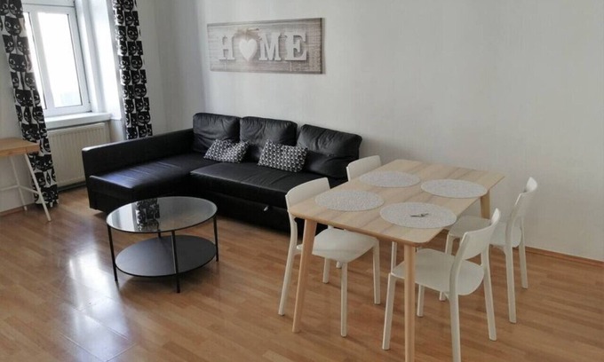 Funfhaus Apartment | Balcony Apartment near Schönbrunn