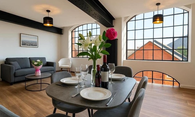 Chinatown Apartment | Balcony Apt for 6!Steps to Dining , Bars and Train