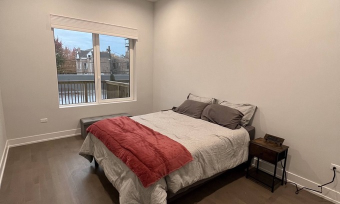 Near West Side Apartment | Balcony CityView Luxury United Center Apartmentn