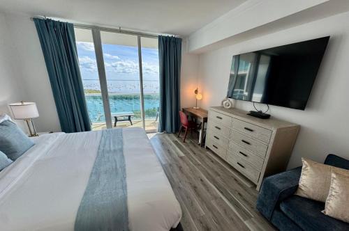 Coconut Grove Apartment | Balcony Ocean View ! WiFi - Pool - Gym - Parking