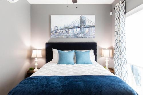 University Heights Apartment | Balcony-studio-wd-walk-to-restaurants&park