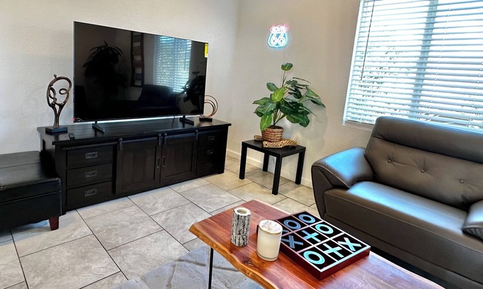 La Mesa Apartment | BALLOON FESTIVAL experience ABQ in style newly renovated 2BD/1BA apartment