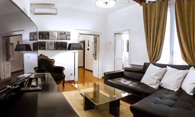 Rione VI Parione Apartment | Banchi Apartment - Three Bedroom Apartment, Sleeps 8