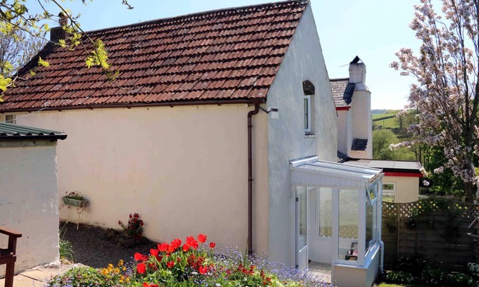 Bideford Cottage | BANK HALL FARM - THE COTTAGE, pet friendly, with open fire in Parkham