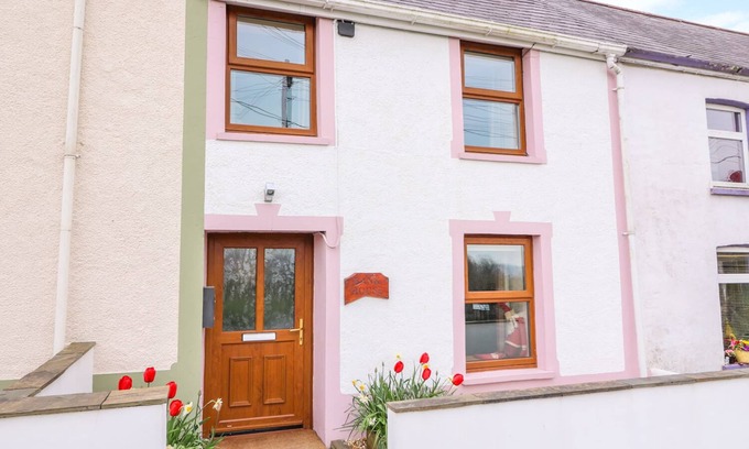 Newcastle Emlyn Cottage | BANK HOUSE, pet friendly, with open fire in Newcastle Emlyn